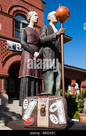 Exposition temporaire de “God Bess America”, une sculpture de J Seward Johnson imitant l’œuvre gothique américaine de Grant Wood, Key West, Floride Banque D'Images