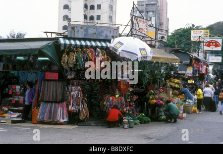 Hong Hong's Stanley Market est un mélange de locaux et de touristes en cours d'élaboration pour les souvenirs exotiques. Banque D'Images