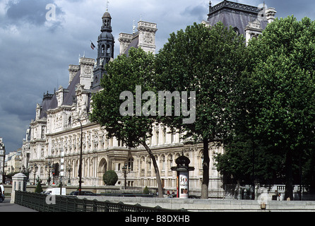 Paris, Hôtel de Ville, Hôtel de Ville, de l'élévation principale du sud-ouest, avec ciel d'orage. Banque D'Images