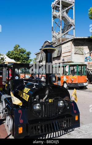 Train Touristique de conque et Old Town Trolley à Mallory Square, le quartier historique, Key West, Florida Keys, USA Banque D'Images