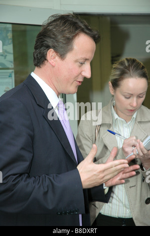 Député conservateur David Cameron parle à des journalistes au cours de sa campagne pour la direction du parti. Banque D'Images