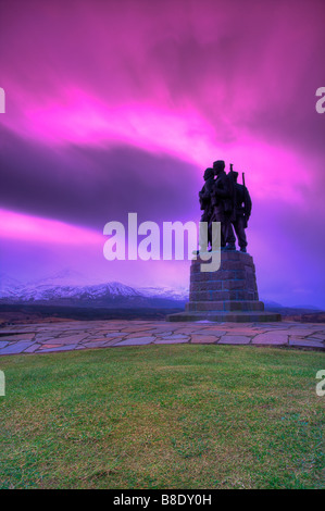 Mémorial Commando et le Ben Nevis de Spean Bridge Banque D'Images