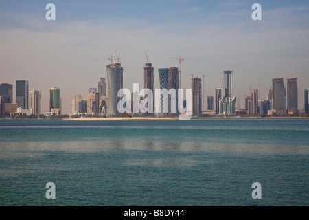 La construction de gratte-ciel Skyline in Doha Qatar Banque D'Images