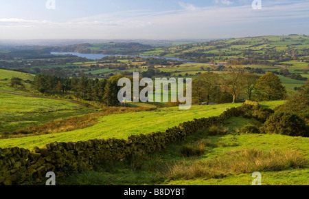 Vue sur la campagne environnante depuis les blattes vers Tittesworth réservoir près de Leek Staffordshire dans le Peak District. Banque D'Images