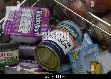 Épicerie à la banque alimentaire de NYC Food Pantry dans le quartier de Harlem, New York Banque D'Images