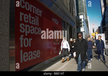 Espace de vente au détail d'angle pour la location dans le quartier de Midtown à New York, le dimanche 8 février 2009 Frances M Roberts Banque D'Images