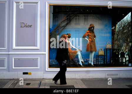 Paris, France, Luxe Window Shopping, Boutique 'Christian Dior' avant magasin, Femme Shopper, Marche à pied, parler sur téléphone portable, mode textile mannequin, Banque D'Images