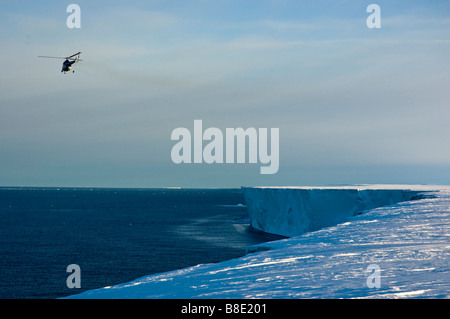 Vol en hélicoptère au-dessus du bord de la plate-forme de Ross, la mer de Ross, Antarctique. Banque D'Images