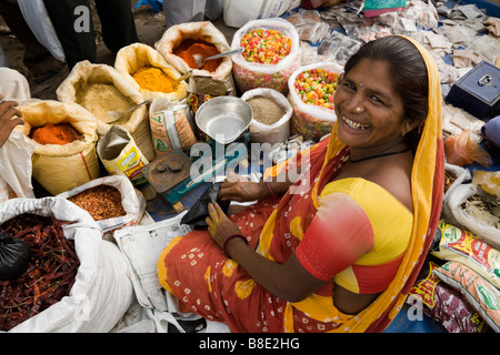Épices à vendre à un marché de rue, décrochage d'épices avec le vendeur de rue. Hazira, Surat, Gujarat. L'Inde. Banque D'Images