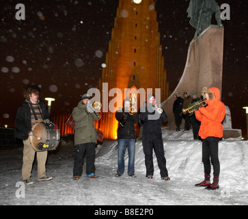 Groupe jouant alors qu'il neige en hiver, Festival, Reykjavik Islande Banque D'Images