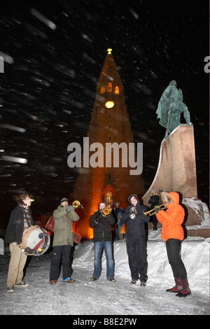 Groupe jouant alors qu'il neige en hiver, Festival, Reykjavik Islande Banque D'Images