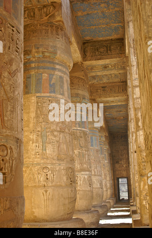 Medinat Habu à colonnade, Cisjordanie, Luxor, Egypte Banque D'Images