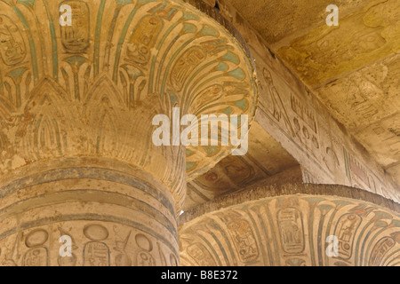 Colonne peinte capitales européennes au Ramesseum, Cisjordanie, Luxor, Egypte Banque D'Images