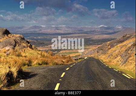 Vue des montagnes tout en voyageant à travers le col Healy sur Cork et Kerry Irlande Frontière Banque D'Images