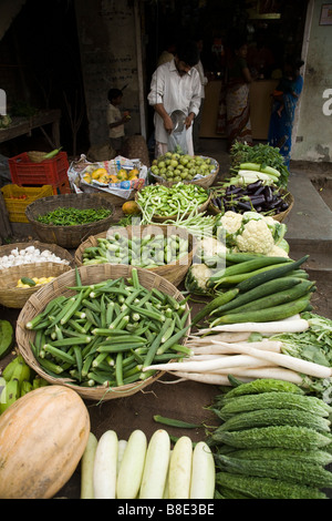 Légumes frais présentés lors d'un décrochage du marché local. Hazira, Surat, Gujarat. L'Inde. Banque D'Images