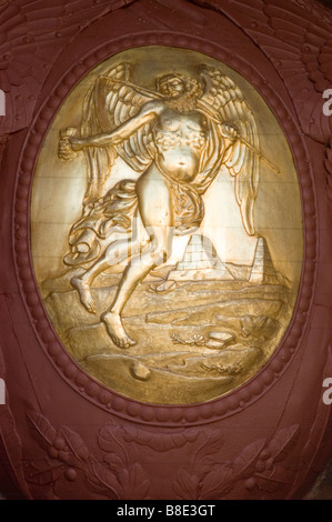 Basse-relief avec Angel sur le pont de la Chapelle (Kapellbrucke) à Lucerne, Suisse. Détail de sculpture dorée sur un monument historique. Banque D'Images