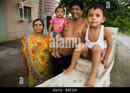 Les grands-parents indien avec deux petits-enfants (probablement de petit-fils et petite-fille). Hazira, Surat, Gujarat. L'Inde. Banque D'Images