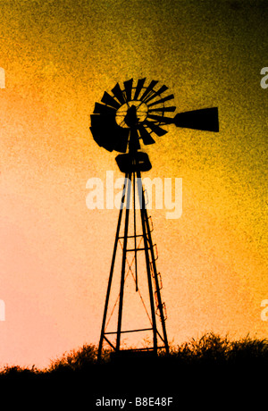 Moulin contre un coucher de soleil flamboyant Banque D'Images