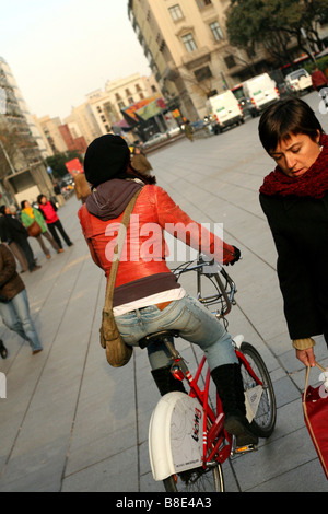 Vélo fille à Barcelone sur un vélo bicing Banque D'Images