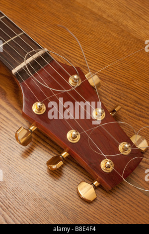 Peghead d'une guitare avec tuners gold Banque D'Images