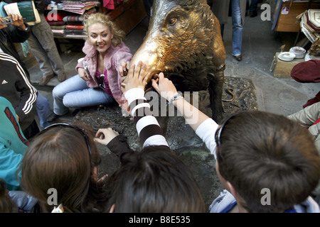 Se frottant le nez, Fontana del Porcellino, Loggia del Mercato Nuovo, Florence, Toscane, Italie Banque D'Images