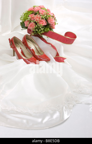 Chaussures de mariage et de bouquet de mariage sur robe de mariage Banque D'Images