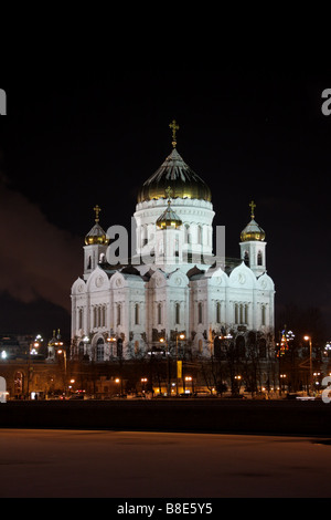 Cathédrale du Christ Sauveur à Moscou de scène de nuit avant Noël à travers la vue sur la rivière de Moscou Banque D'Images