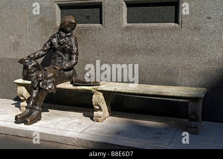 La statue commémorant la chanson des Beatles Eleanor Rigby à Stanley Street Liverpool faite par Tommy Steele. Banque D'Images