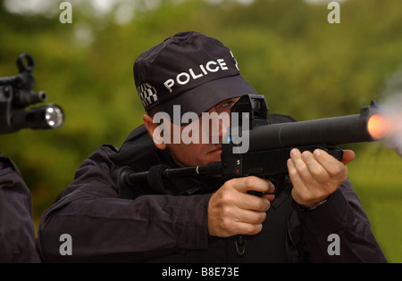 Agent de police armés tirant un coup de pistolet Heckler Koch Baton, East Yorkshire, UK Banque D'Images
