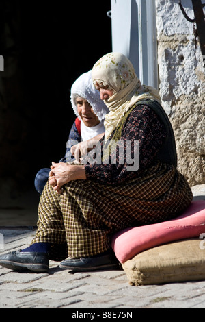 Deux personnes âgées femmes turques en Turquie Cappadoce Goreme Banque D'Images