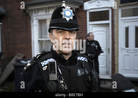 Le sergent de police été interviewés après les drogues raid dans Hull, East Yorkshire, UK Banque D'Images