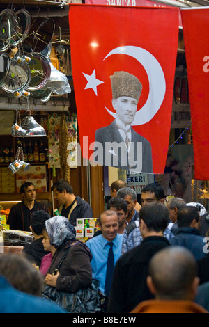 Drapeau d'Ataturk dans le marché aux épices à Istanbul Turquie Banque D'Images