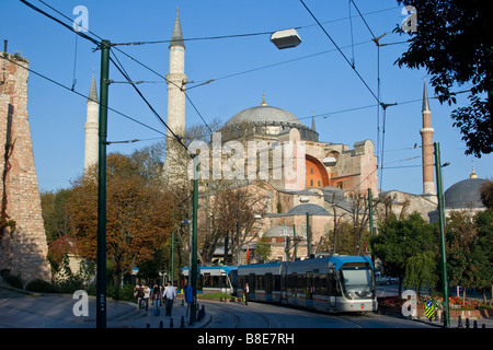 Le métro et l'Ayasofya mosquée à Istanbul Turquie Banque D'Images