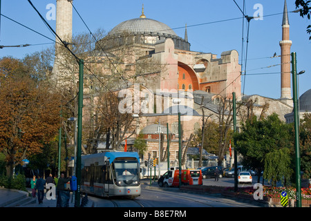 Le métro et l'Ayasofya mosquée à Istanbul Turquie Banque D'Images