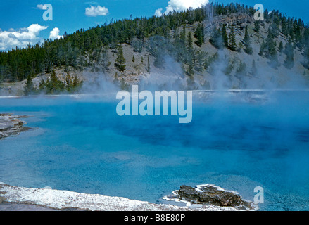 La vapeur s'élève du lac s'est formé à l'Excelsior Geyser cratère, à mi-chemin Bassin, le Parc National de Yellowstone, États-Unis Banque D'Images