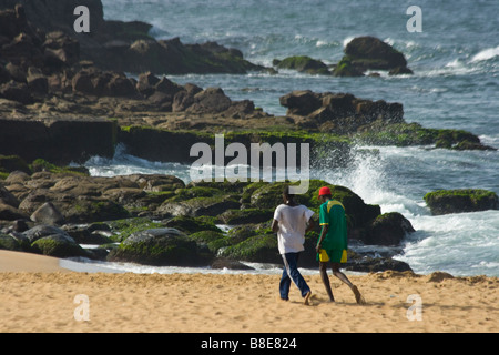 Les jeunes hommes sénégalais exerçant sur la plage de Dakar Sénégal Banque D'Images
