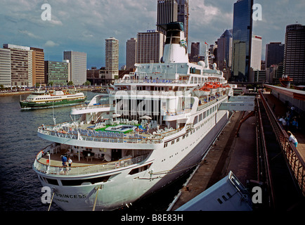 Pacific Princess (1er) à l'Overseas Passenger Terminal, Circular Quay, le port de Sydney, Australie, 1998 Banque D'Images