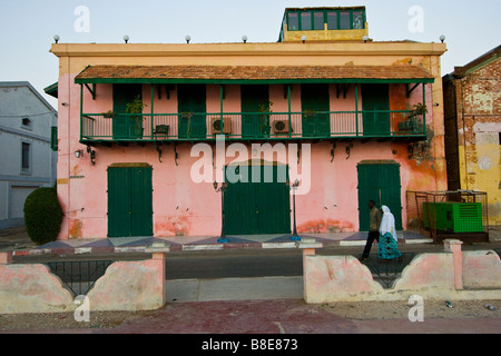 Bâtiment colonial français à St Louis au Sénégal Afrique de l'Ouest Banque D'Images