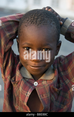 Jeune garçon sénégalais à St Louis au Sénégal Afrique de l'Ouest Banque D'Images