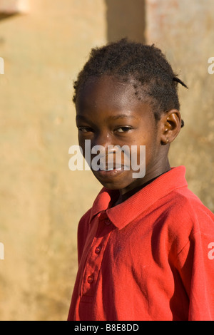 Jeune garçon sénégalais à St Louis au Sénégal Afrique de l'Ouest Banque D'Images