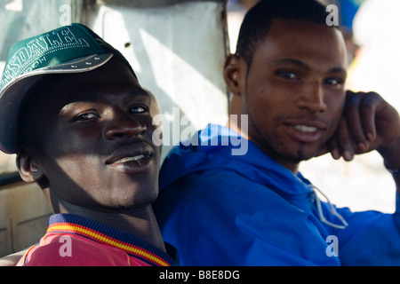 Les jeunes hommes sénégalais à St Louis au Sénégal Afrique du Sud Banque D'Images