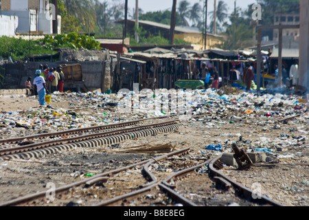 Amoncellement de déchets près de la Gare de St Louis au Sénégal Afrique du Sud Banque D'Images