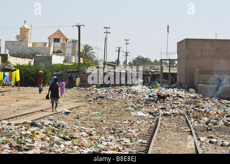 Amoncellement de déchets près de la Gare de St Louis au Sénégal Afrique du Sud Banque D'Images