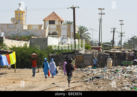 Amoncellement de déchets près de la Gare de St Louis au Sénégal Afrique du Sud Banque D'Images