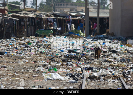 Amoncellement de déchets près de la Gare de St Louis au Sénégal Afrique du Sud Banque D'Images