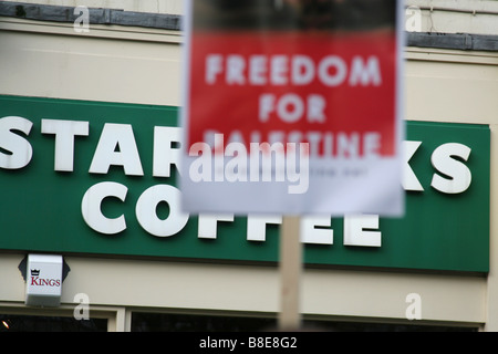 "Liberté pour la Palestine' bannière en protestation Free Gaza à Birmingham, Angleterre, Royaume-Uni le 17 janvier 2009 Banque D'Images