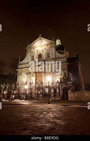 Église des Saints Pierre et Paul dans la nuit. St Mary Magdelene Square, rue Kanoniczna, Cracovie, Pologne Banque D'Images