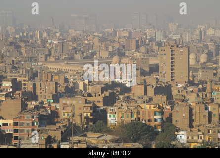 Le Caire, Égypte. Un matin tôt voir de la ville polluée de la Citadelle. Banque D'Images