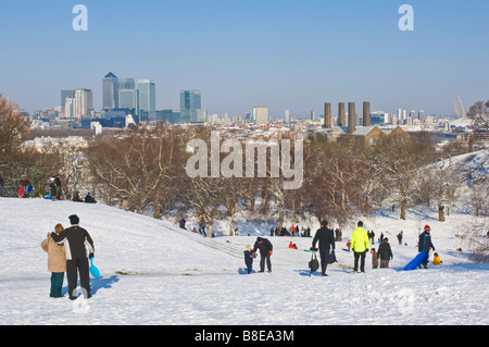 Vue de personnes profitant du soleil à Greenwhich Parc après les fortes chutes de neige. Banque D'Images