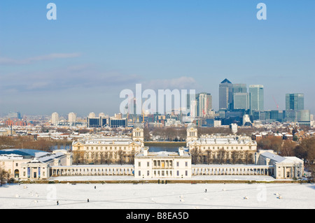 Vue depuis le sommet de la colline de Greenwich Park surplombant Maritime Greenwich et Canary Wharf. Banque D'Images